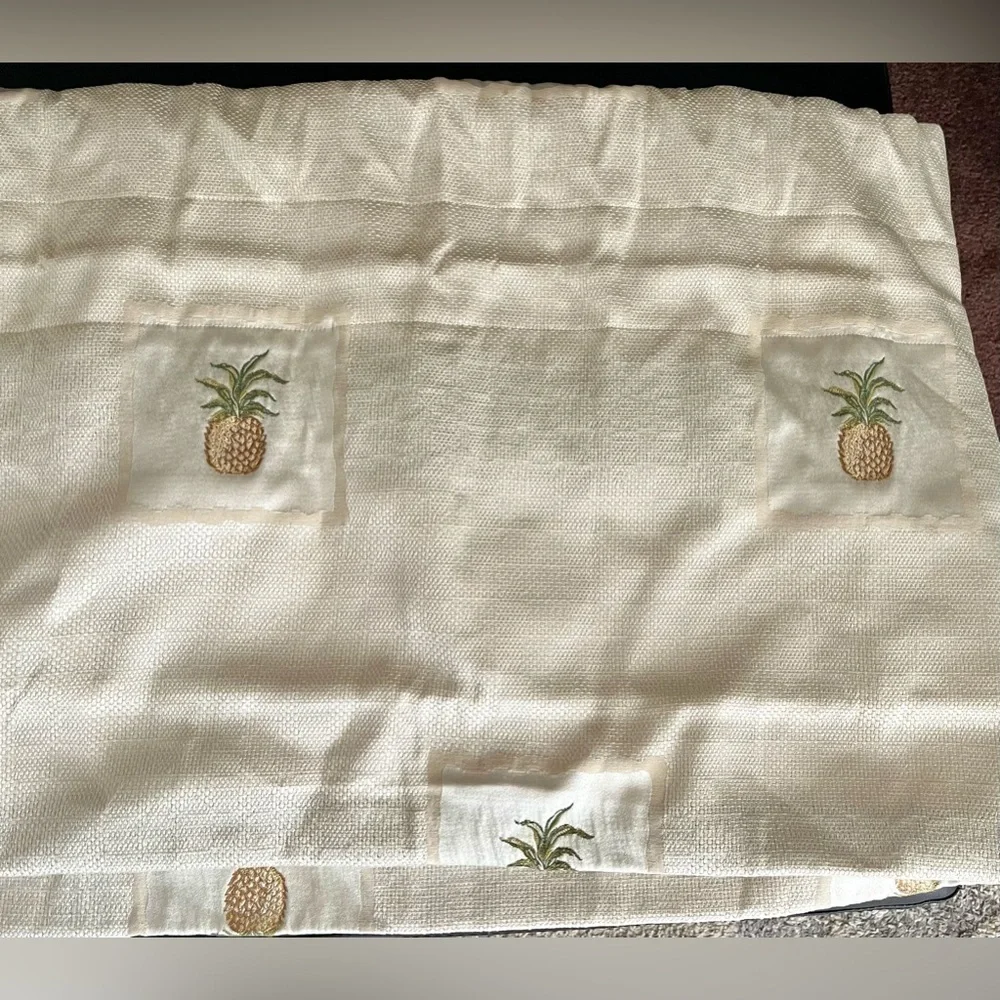 Balloon Valance, Pineapple on Cream background, 18Lx84W Tropical Island Elegant